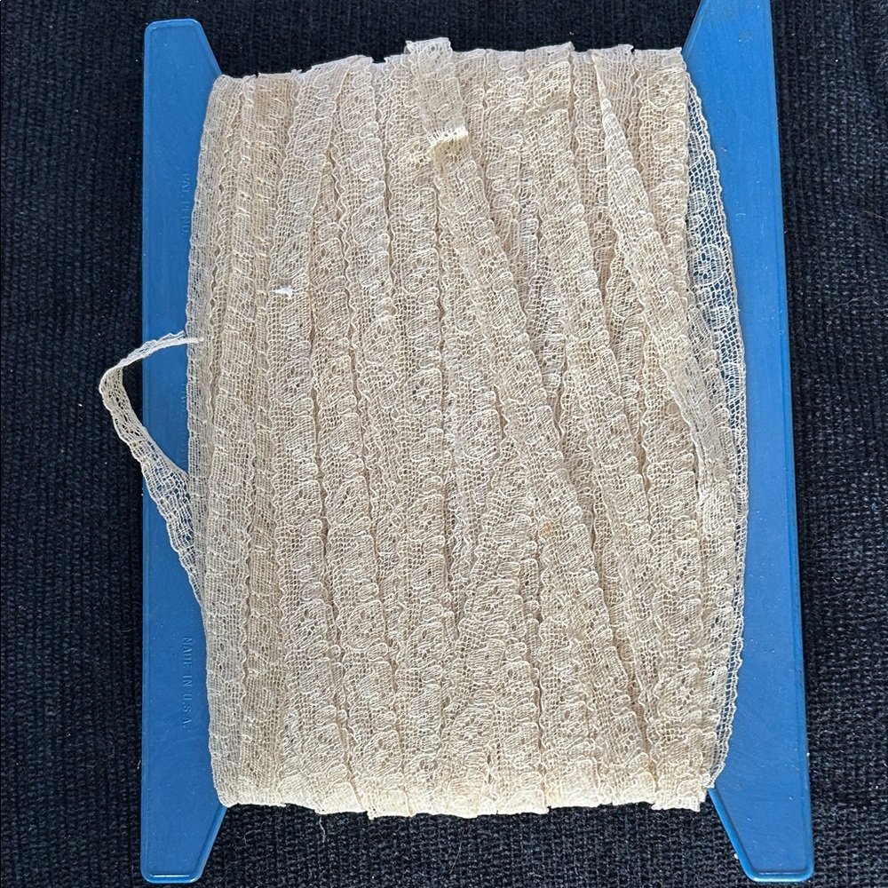 Vintage Cream Lace Trim on original winding card. Nylon 1/2 inch @36 yards